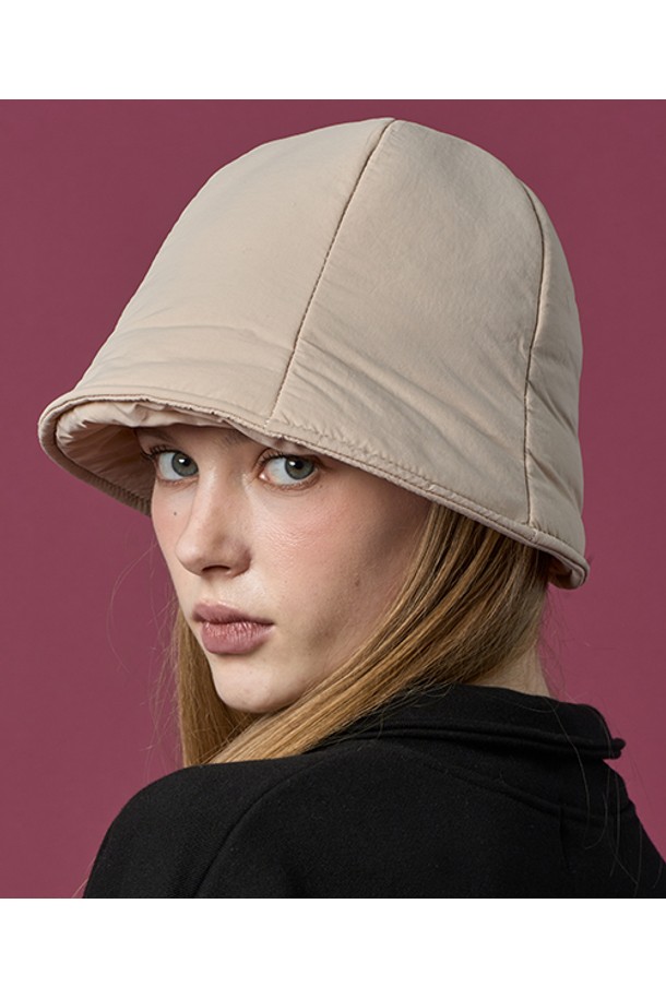 밀크베이지 색상의 패딩 도톰 방한 겨울 모자 버킷햇입니다. 부드러운 촉감과 두꺼운 두께로 뛰어난 보온성을 제공하며, 겨울철 추위로부터 따뜻하게 보호해 줍니다. 캐주얼, 미니멀, 클래식 스타일의 의상에 잘 어울리며, 산책룩 연출에 적합합니다. 무지 디자인으로 어떤 스타일에도 쉽게 매치할 수 있어 활용도가 높습니다. 겨울철 일상생활과 방한을 동시에 만족시키는 실용적인 아이템입니다.
