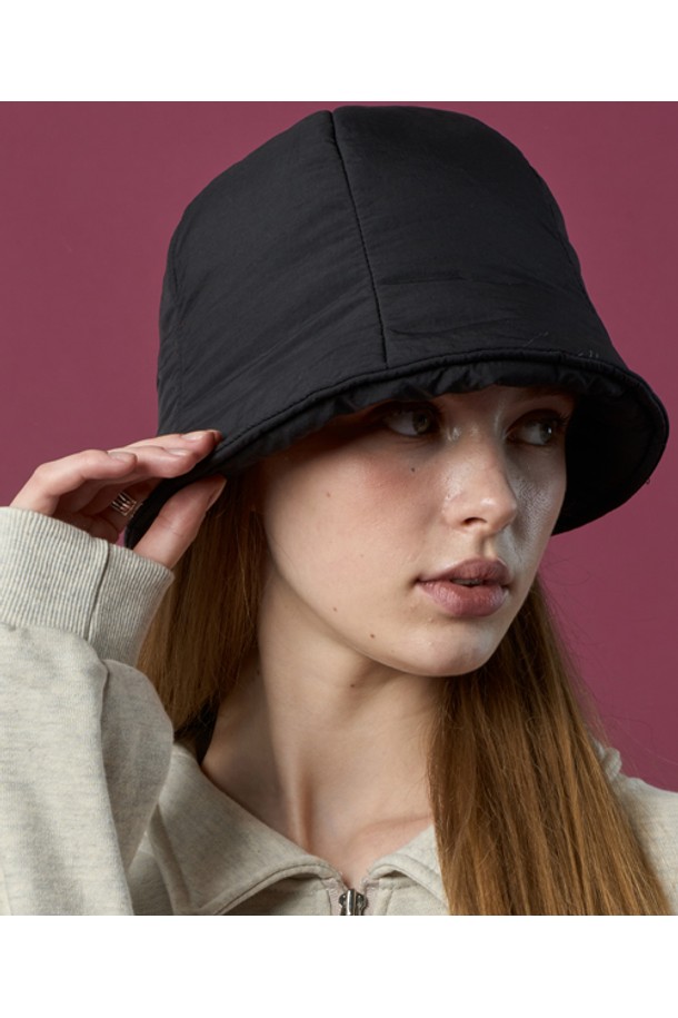 부드러운 촉감의 도톰한 패딩 소재로 제작된 방한 버킷햇입니다. 깊은 모자 깊이와 챙 넓이가 중간 정도로, 겨울철 따뜻하고 편안하게 착용할 수 있습니다. 무지 디자인의 블랙 컬러로, 캐주얼, 미니멀, 클래식 등 다양한 스타일 연출에 용이합니다. 보온 및 방한 기능으로 추운 날씨에도 따뜻함을 유지해줍니다. 데일리룩에 포인트 아이템으로 활용하기 좋은 겨울 필수템입니다.
