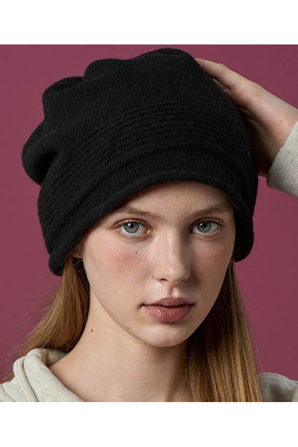 도톰 니트 방한 겨울 모자 롱 비니 [BLACK] 리본 스트랩은 추운 겨울철 보온과 스타일을 동시에 잡을 수 있는 필수 아이템입니다. 부드러운 니트 소재로 제작되어 뛰어난 착용감을 선사하며, 도톰한 두께감으로 외부의 찬 바람을 효과적으로 막아줍니다. 롱 비니 디자인으로 머리 전체를 따뜻하게 감싸주며, 블랙 컬러와 무지 패턴으로 어떤 스타일에도 잘 어울립니다. 귀여운 리본 스트랩 장식이 포인트가 되어 캐주얼, 미니멀, 클래식 등 다양한 스타일을 연출할 수 있습니다. 방한 기능과 더불어 세련된 디자인으로 겨울철 데일리룩에 포인트를 더해보세요.
