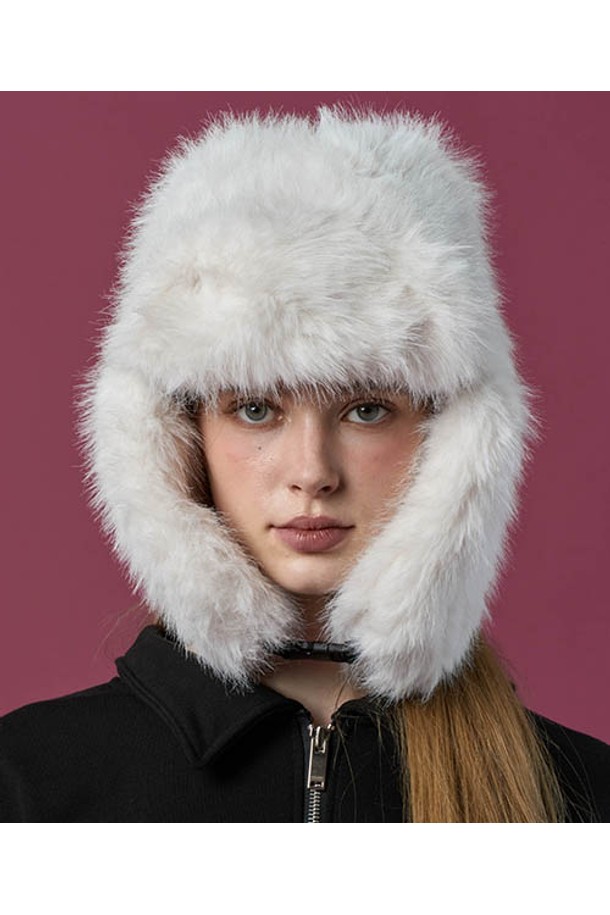 겨울 한파를 따뜻하게 녹여줄 방한모입니다. 부드러운 퍼 소재와 깊은 모자 깊이로 뛰어난 보온성을 제공하며, 귀마개 디자인으로 찬 바람으로부터 얼굴 전체를 보호해줍니다. 화이트 컬러의 무지 디자인으로 어떤 스타일에도 매치하기 용이하며, 여행룩, 산책룩 등 다양한 TPO에 활용 가능합니다. 캐주얼, 클래식, 미니멀 스타일을 즐겨 입는 분들께 추천합니다.
