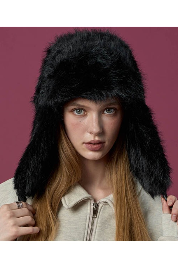 **겨울 한파 따뜻 털모자 방한모 [블랙] 트루퍼 귀마개 ver.**는 추운 겨울철 보온과 스타일을 동시에 잡을 수 있는 필수 아이템입니다. 부드러운 퍼 소재와 깊은 모자 깊이, 귀마개 디자인으로 뛰어난 방한 기능을 제공합니다. 블랙 컬러의 무지 디자인은 어떤 스타일에도 잘 어울리며, 캐주얼, 클래식, 미니멀 룩 모두 소화 가능합니다. 여행룩, 산책룩 등 다양한 TPO에 활용하여 따뜻하고 멋스러운 겨울 스타일을 완성해 보세요. 추운 날씨에도 포근함을 선사하는 실용적인 털 모자입니다.
