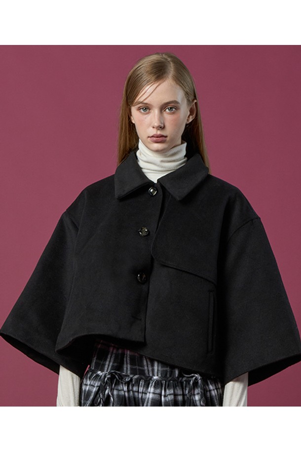겨울철 우아함을 더해줄 누빔 오버핏 도톰 케이프 망토 코트 [BLACK]입니다. 부드러운 울 소재에 숏 기장과 반소매 디자인으로, 클래식하고 엘레강스한 무드를 연출합니다. 싱글 버튼 여밈 방식으로 간편하게 착용 가능하며, 도톰한 두께감과 누빔 디테일이 따뜻함을 선사합니다. 모임룩, 데이트룩, 오피스룩 등 다양한 TPO에 활용할 수 있으며, 미니멀하고 시크한 스타일을 완성해 보세요.
