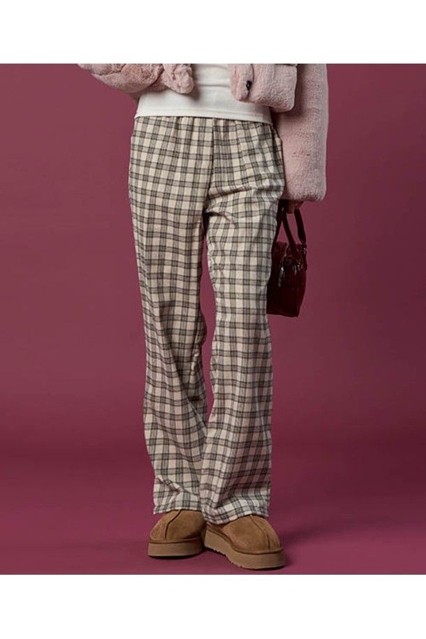 기모 도톰 체크 와이드슬랙스 밴딩 팬츠 [BEIGE]는 가을, 겨울 시즌에 따뜻하고 편안하게 착용할 수 있는 바지입니다. 베이직한 디자인에 캐주얼, 클래식, 미니멀 스타일을 모두 소화할 수 있으며, 출근룩으로도 활용 가능합니다. 넉넉한 루즈핏 와이드 실루엣에 기모 안감과 도톰한 두께감으로 보온성을 높였습니다. 부드러운 촉감과 밴딩 처리로 편안한 착용감을 선사하며, 체크 패턴이 포인트를 더합니다.
