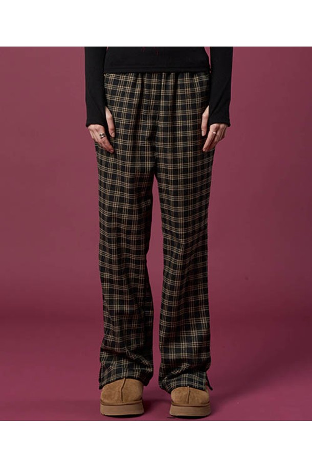 기모 도톰 체크 와이드슬랙스 밴딩 팬츠 [BLACK]는 가을과 겨울에 따뜻하게 입을 수 있는 남녀 공용 슬랙스입니다. 부드러운 기모 안감과 도톰한 두께감으로 뛰어난 보온성을 제공하며, 밴딩 처리로 편안한 착용감을 선사합니다. 와이드 핏과 체크 패턴이 캐주얼하면서도 스타일리시한 분위기를 연출하며, 출근룩, 캐주얼, 미니멀, 클래식 스타일 모두 소화 가능합니다. 블랙 컬러로 어떤 상의와도 쉽게 매치하여 다양한 스타일을 연출할 수 있습니다.
