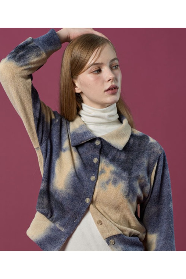 **물나염 니트 보온 따뜻 카라 가디건 [BLUE] 가을 겨울 ver.**

부드러운 촉감의 니트 소재로 제작되어 가을과 겨울, 쌀쌀한 날씨에도 따뜻하게 착용할 수 있는 여성용 가디건입니다. 레귤러 핏에 긴 소매 기장으로 편안한 착용감을 선사하며, 물나염 패턴이 은은한 포인트를 더합니다. 카라 디자인과 버튼 여밈 방식으로 클래식하면서도 캐주얼한 스타일을 연출하여, 출근룩은 물론 다양한 일상 스타일에도 활용 가능합니다. 두꺼운 두께감으로 보온성을 높였으며, 블루 컬러가 세련된 분위기를 자아냅니다.
