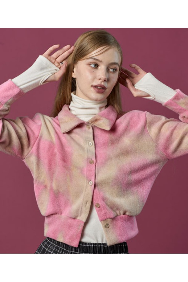 물나염 니트 보온 따뜻 카라 가디건 [PINK]은 가을과 겨울에 어울리는 여성용 상의입니다. 부드러운 니트 소재에 물나염 패턴이 더해져 캐주얼하면서도 세련된 느낌을 줍니다. 레귤러 핏에 카라 디자인으로, 출근룩이나 모임룩 등 다양한 TPO에 활용 가능합니다. 두꺼운 두께감으로 보온성을 높였으며, 버튼 여밈 방식으로 편안하게 착용할 수 있습니다. 따뜻하고 포근한 분위기를 연출하는 핑크 컬러의 가디건으로 캐주얼, 클래식, 미니멀 스타일을 즐겨보세요.
