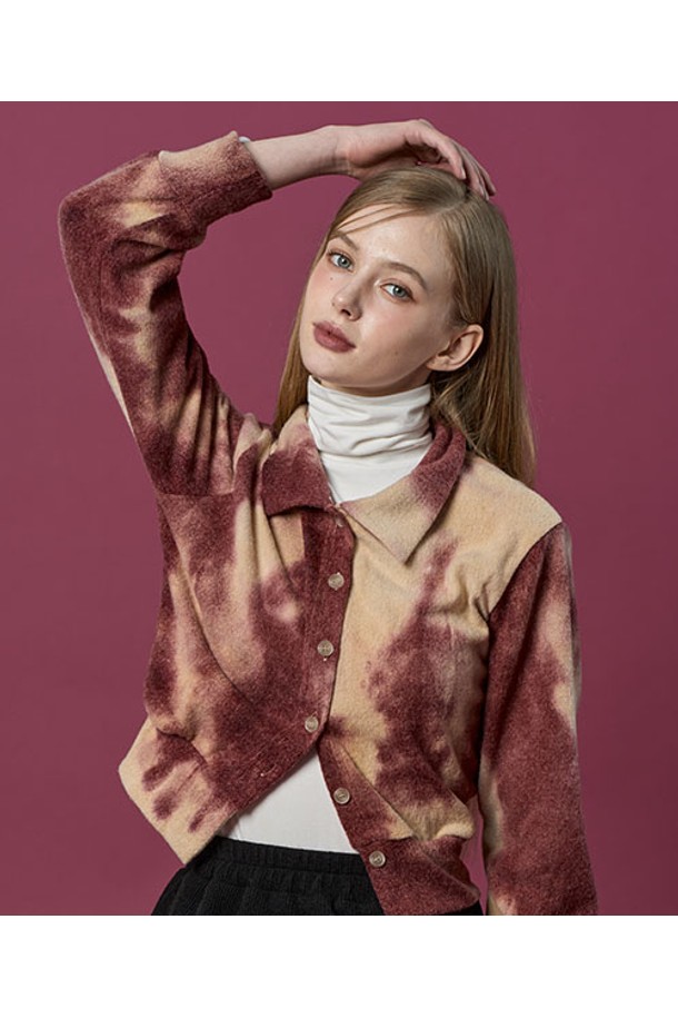 물나염 니트 보온 따뜻 카라 가디건 [Wine_red]은 가을과 겨울에 따뜻하게 착용하기 좋은 여성 니트 가디건입니다. 와인레드 컬러에 물나염 패턴이 더해져 캐주얼하면서도 베이직한 스타일을 연출합니다. 부드러운 촉감의 두꺼운 니트 소재로 제작되어 보온성이 뛰어나며, 카라 디자인과 버튼 여밈으로 클래식한 분위기를 더했습니다. 데이트룩, 모임룩 등 다양한 TPO에 활용할 수 있으며, 레귤러핏 크롭 기장으로 세련된 핏을 선사합니다. 긴 소매 기장으로 따뜻함을 더했습니다.
