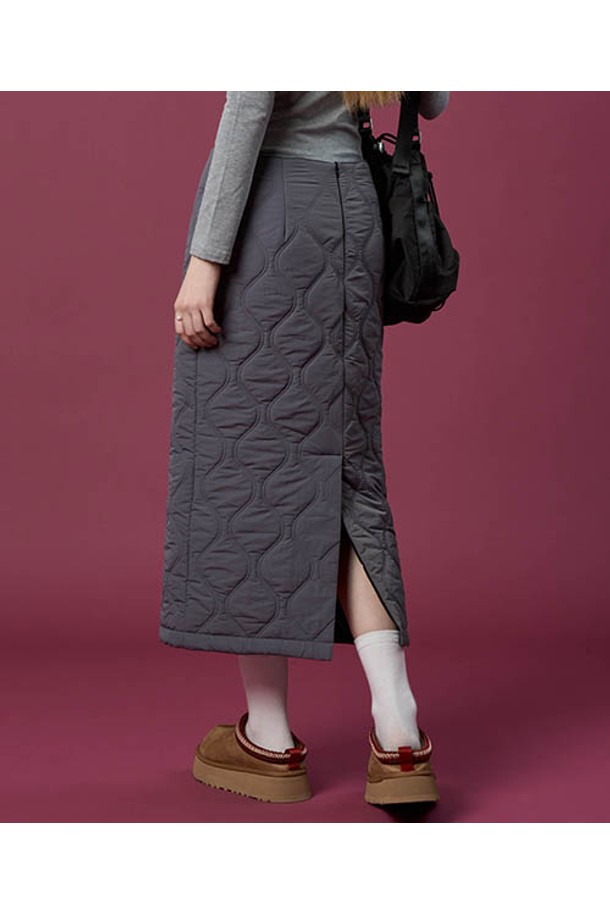 차콜그레이 컬러의 패딩 방한 보온 도톰 누빔 퀼팅 자수 롱스커트입니다. 겨울철 추위를 막아주는 두꺼운 두께감과 보온 기능을 갖춘 여성 롱스커트로, 베이직한 스타일에 퀼팅과 자수 디테일이 더해져 클래식하고 미니멀한 무드를 연출합니다. 안감은 패딩 처리되어 더욱 따뜻하며, 부드러운 촉감으로 편안한 착용감을 선사합니다. H라인 핏으로 세련된 실루엣을 강조하여 출근룩으로도 손색없습니다. 폴리에스테르 소재로 제작되었습니다.
