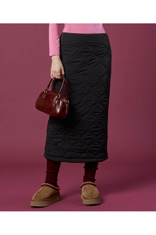 따뜻함과 스타일을 모두 갖춘 패딩 방한 보온 도톰 누빔 퀼팅 자수 롱스커트입니다. 부드러운 촉감의 폴리에스테르 소재에 꼼꼼한 퀼팅 자수 디테일을 더해 고급스러운 분위기를 연출합니다. 안감 전체에 패딩 처리가 되어 뛰어난 보온성을 제공하며, 겨울철에도 따뜻하게 착용할 수 있습니다. 베이직한 디자인과 H라인 핏으로 출근룩, 데이트룩 등 다양한 스타일에 활용 가능하며, 클래식, 미니멀, 캐주얼 무드를 모두 소화합니다. 블랙 컬러로 어떤 상의와도 매치하기 용이하여 겨울철 데일리 스커트로 제격입니다.
