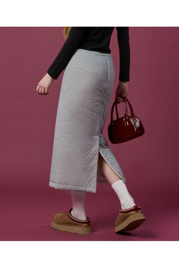 겨울철에도 따뜻하고 스타일리시하게 연출할 수 있는 패딩 방한 롱스커트입니다. 소라 그레이 컬러의 부드러운 폴리에스테르 소재로 제작되어 편안한 착용감을 선사합니다. 도톰한 두께감과 꼼꼼한 누빔 처리로 뛰어난 보온성과 방한 기능을 갖춘 실용적인 아이템입니다. H라인 핏으로 캐주얼하면서도 미니멀한 무드를 연출하며, 출근룩으로도 손색없는 베이직한 디자인입니다. 추운 날씨에도 따뜻하게 스타일을 완성해보세요.
