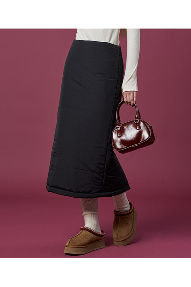 겨울철 따뜻함과 스타일을 책임지는 패딩 방한 보온 도톰 누빔 무지 롱스커트 [블랙]입니다. 부드러운 촉감의 폴리에스테르 소재로 제작되어 편안한 착용감을 선사하며, A라인 핏으로 여성스러운 실루엣을 연출합니다. 베이직한 디자인에 두꺼운 두께감과 누빔 디테일, 패딩 안감으로 보온성을 극대화하여 추운 날씨에도 따뜻하게 입을 수 있습니다. 일상복은 물론, 미니멀하고 클래식한 스타일을 선호하는 출근룩에도 잘 어울리는 아이템입니다. 무지 디자인으로 어떤 상의와도 매치하기 쉬워 활용도가 높습니다.
