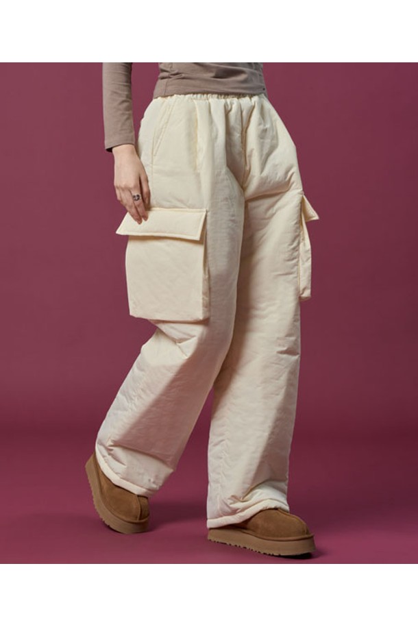 따뜻함과 스타일을 모두 갖춘 패딩 방한 보온 도톰 누빔 입체 카고 슬랙스 팬츠 [아이보리] 겨울바지 ver. 입니다. 넉넉한 루즈핏으로 편안한 착용감을 선사하며, 겨울철 추위에도 끄떡없는 도톰한 두께감과 패딩 안감으로 뛰어난 보온성을 제공합니다. 캐주얼, 미니멀, 클래식 스타일을 아우르는 디자인으로 출근룩, 여행룩 등 다양한 TPO에 활용 가능합니다. 부드러운 촉감과 무지 디자인, 그리고 실용적인 카고 포켓 디테일이 돋보입니다. 밴딩 처리로 편안하게 착용할 수 있으며, 아이보리 컬러로 어떤 상의와도 매치하기 좋습니다.
