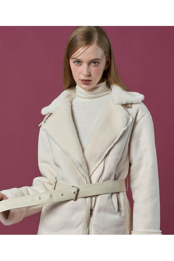 따뜻한 겨울을 위한 [벨트탈부착] 겨울 스웨이드 보온 플리스 롱무스탕 [아이보리]입니다. 부드러운 스웨이드 소재와 보온성이 뛰어난 플리스 안감으로 제작되어 추운 날씨에도 포근함을 선사합니다. 허리 벨트 탈부착으로 다양한 스타일 연출이 가능하며, 긴 소매 기장과 롱 기장으로 클래식, 미니멀, 캐주얼 룩에 모두 잘 어울립니다. 아이보리 컬러의 무지 디자인으로 어떤 옷에도 매치하기 용이하여 일상에서 활용하기 좋습니다. 레귤러핏으로 편안하게 착용할 수 있습니다.
