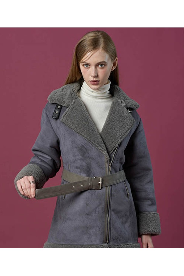 [벨트 탈부착] 겨울 스웨이드 보온 플리스 롱 무스탕 [GRAY]은 여성 고객을 위한 캐주얼 스타일의 아우터입니다. 부드러운 스웨이드와 플리스 소재로 제작되어 겨울철에도 따뜻하게 착용할 수 있으며, 롱 기장과 레귤러 핏으로 편안한 착용감을 제공합니다. 톤 다운된 그레이 컬러와 무지 디자인으로 미니멀하고 클래식한 스타일을 연출하며, 벨트 탈부착이 가능하여 다양한 스타일을 연출할 수 있습니다. 집업 및 버클 여밈 방식으로 간편하게 착용 가능하며, 보온 기능으로 쌀쌀한 날씨에도 따뜻함을 유지해 줍니다. 긴 소매 기장으로 더욱 포근한 느낌을 선사합니다.
