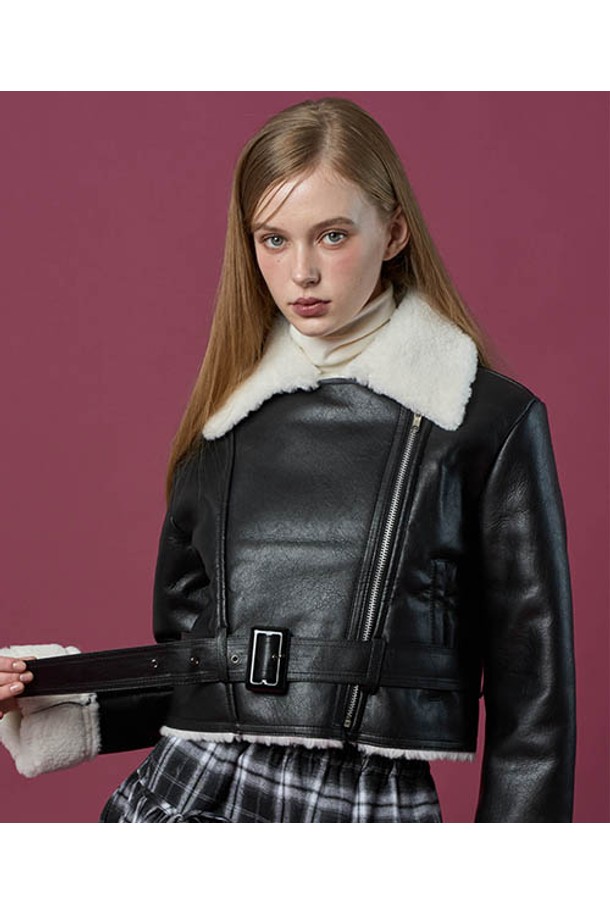 [벨트탈부착] 겨울 크랙 플리스 유광벨트 크롭 무스탕은 여성 고객을 위한 모던하고 캐주얼한 무드의 아우터입니다. 블랙과 화이트 두 가지 컬러로 제공되며, 일상에서 데이트룩, 미니멀, 시크 스타일을 연출하기 좋습니다. 부드러운 촉감의 플리스 소재에 두꺼운 두께감으로 겨울철 따뜻함을 선사합니다. 벨트 탈부착이 가능하며 유광 크랙 패턴으로 디자인되어 있으며, 버클 여밈 방식과 긴 소매, 퍼 안감, 크롭 기장으로 세련된 핏을 연출합니다.
