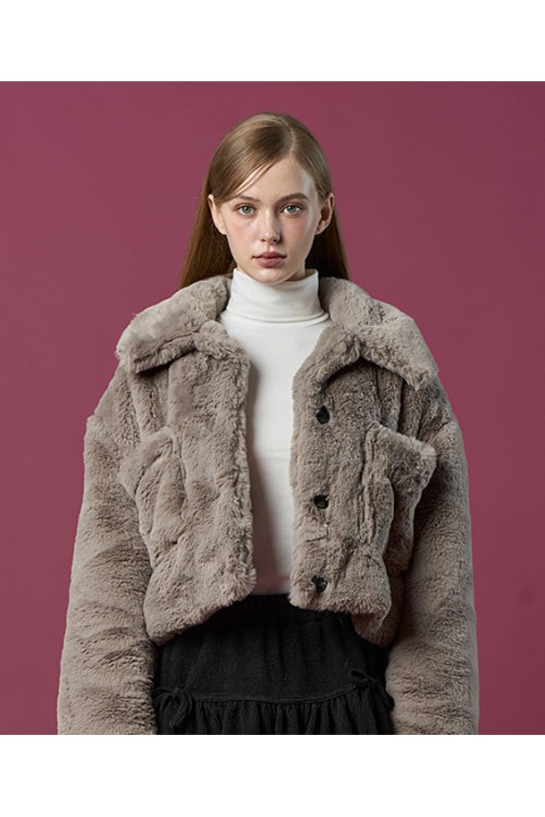 [밍크 ver.] 오버핏 크롭 누빔 단추 무스탕 재킷 [애쉬그레이] 비건 퍼 ver.은 캐주얼, 미니멀, 클래식 스타일을 아우르는 여성용 아우터입니다. 애쉬 그레이 컬러의 무지 디자인으로, 가을과 겨울에 따뜻하게 착용할 수 있습니다. 밍크와 비건 퍼 소재를 사용하여 부드러운 촉감을 선사하며, 두꺼운 두께감과 누빔 디테일이 특징입니다. 오버핏 크롭 기장으로 트렌디함을 더했으며, 단추 여밈 방식으로 편안하게 착용 가능합니다. 일상생활에서 스타일리시하게 연출하기 좋은 머스트 해브 아이템입니다.
