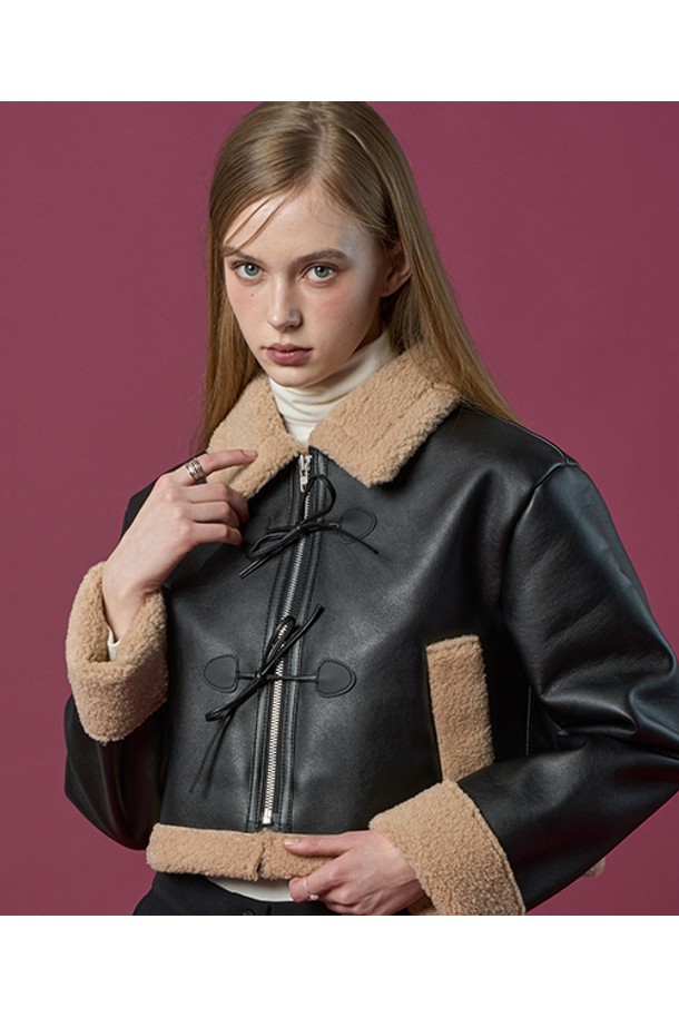 크롭 리본 비건 양털 무스탕 플리스 재킷 [Black_Beige]은 여성만을 위한 아우터입니다. 블랙과 베이지 두 가지 색상으로 출시되었으며, 캐주얼한 무드의 의상을 연출하기 좋습니다. 두꺼운 두께감의 비건 가죽과 플리스 소재로 제작되어 가을과 겨울에 따뜻하게 착용할 수 있습니다. 부드러운 촉감과 레귤러핏으로 편안함을 더했으며, 집업 방식으로 간편하게 입고 벗을 수 있습니다. 리본과 양털 디테일이 돋보이는 크롭 기장의 무스탕으로, 미니멀한 스타일을 즐기는 분들께 추천합니다.
