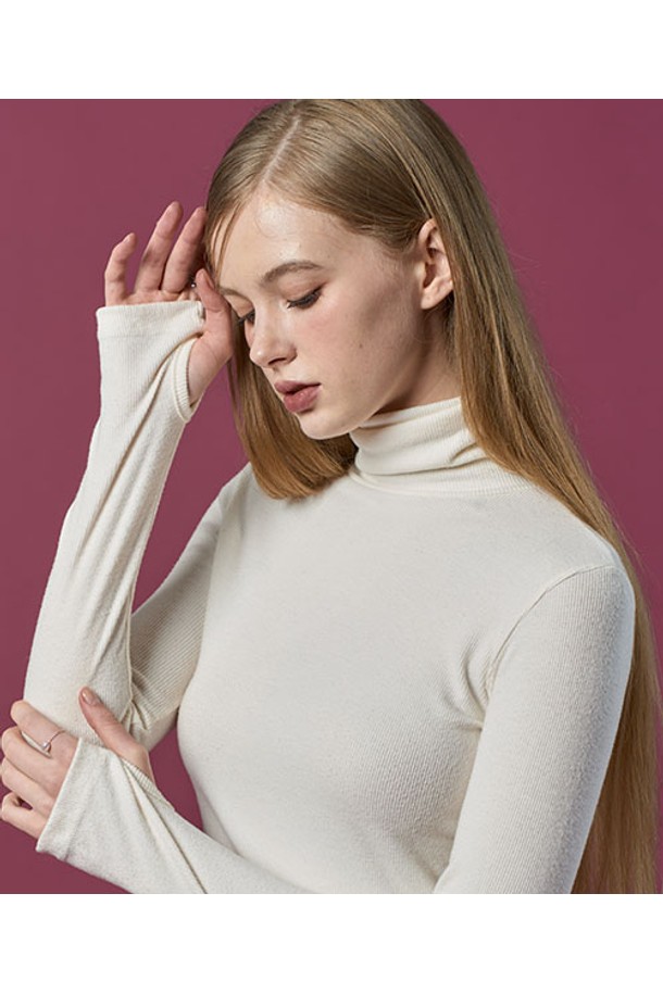 부드러운 촉감의 [워머골지 ver.] 도톰 니트 목폴라 롱슬리브 긴팔 목티 (화이트) 이너입니다. 가을, 겨울 시즌에 어울리는 두꺼운 두께감으로 따뜻하게 착용할 수 있으며, 베이직한 디자인으로 다양한 스타일 연출이 가능합니다. 레귤러핏으로 편안하게 착용할 수 있으며, 골지 패턴이 돋보입니다. 터틀넥 디자인으로 목을 포근하게 감싸주어 보온성을 높여줍니다. 이너 아이템으로 활용하기 좋은, 활용도 높은 여성 니트 목폴라입니다.
