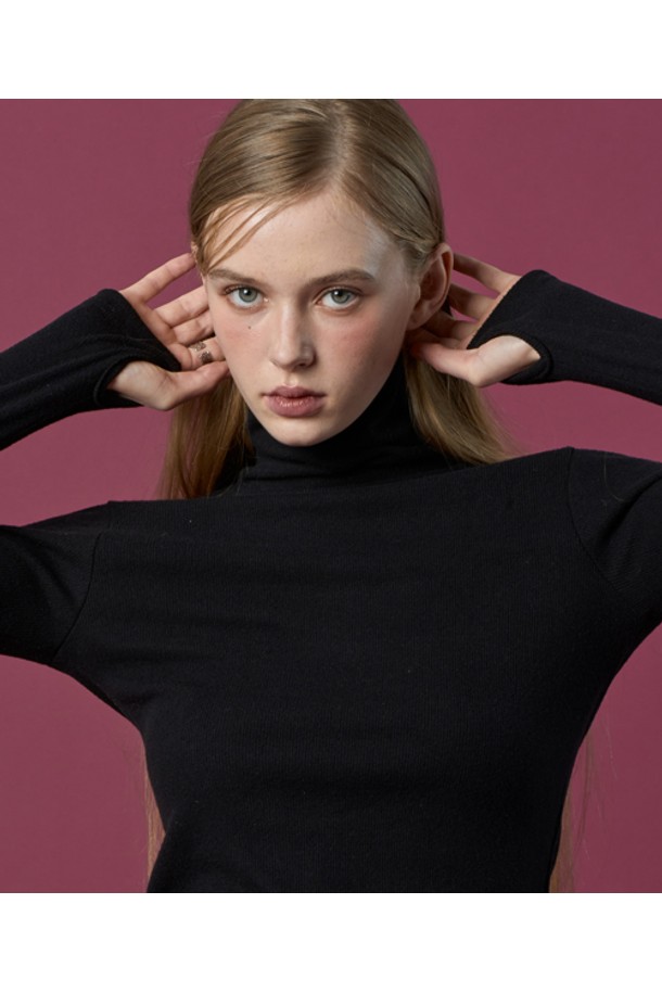 [워머골지 ver.] 도톰 니트 목폴라 롱슬리브 긴팔 목티는 여성 의류로, 가을과 겨울에 따뜻하게 착용할 수 있는 블랙 색상의 베이직 스타일 니트입니다. 두꺼운 두께감과 부드러운 촉감의 니트 소재로 제작되었으며, 골지 패턴이 특징입니다. 레귤러핏에 터틀넥 디자인으로, 출근룩, 클래식, 미니멀, 캐주얼 스타일 모두 연출하기 좋습니다. 긴 소매 기장의 롱슬리브로 보온성을 높였습니다.
