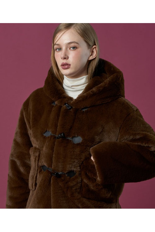 [밍크 ver.] 후드 오버핏 떡볶이 더플 누빔 무스탕 재킷 [Brown] 비건 퍼 (Vegan Fur) ver.은 부드러운 촉감의 비건 가죽과 밍크 소재로 제작되어 따뜻하고 포근한 착용감을 선사합니다. 넉넉한 오버핏과 후드 디자인, 더플코트 스타일의 토글 여밈으로 캐주얼하면서도 클래식한 무드를 연출합니다. 안감은 퍼(Fur)로 마감되어 보온성을 높였으며, 겨울철 연말 모임룩이나 데이트룩에 세련된 포인트가 됩니다. 브라운 컬러의 무지 디자인으로 다양한 스타일과 매치하기 용이하며, 두꺼운 두께감으로 추운 날씨에도 든든하게 착용할 수 있습니다. 긴 소매 기장의 누빔 디테일이 돋보이는 이 무스탕 재킷은 미니멀한 스타일을 즐기는 여성분들께 추천합니다.
