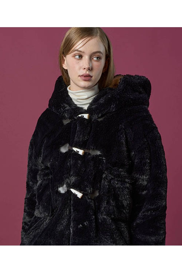 [밍크 ver.] 후드 오버핏 떡볶이 더플 누빔 무스탕 재킷 [Black] 비건 퍼 ver.은 캐주얼, 미니멀, 클래식 스타일을 아우르는 여성용 아우터입니다. 블랙 컬러의 무지 디자인으로, 넉넉한 오버핏과 후드, 더플코트 디자인이 특징입니다. 밍크 소재의 부드러운 감촉과 안감의 퍼 디테일이 따뜻함을 더하며, 비건 가죽과 누빔 디테일로 보온성을 높였습니다. 떡볶이 단추로 포인트를 주어 밋밋함을 덜고, 긴 소매 기장으로 겨울철에도 스타일리시하게 연출할 수 있습니다. 
