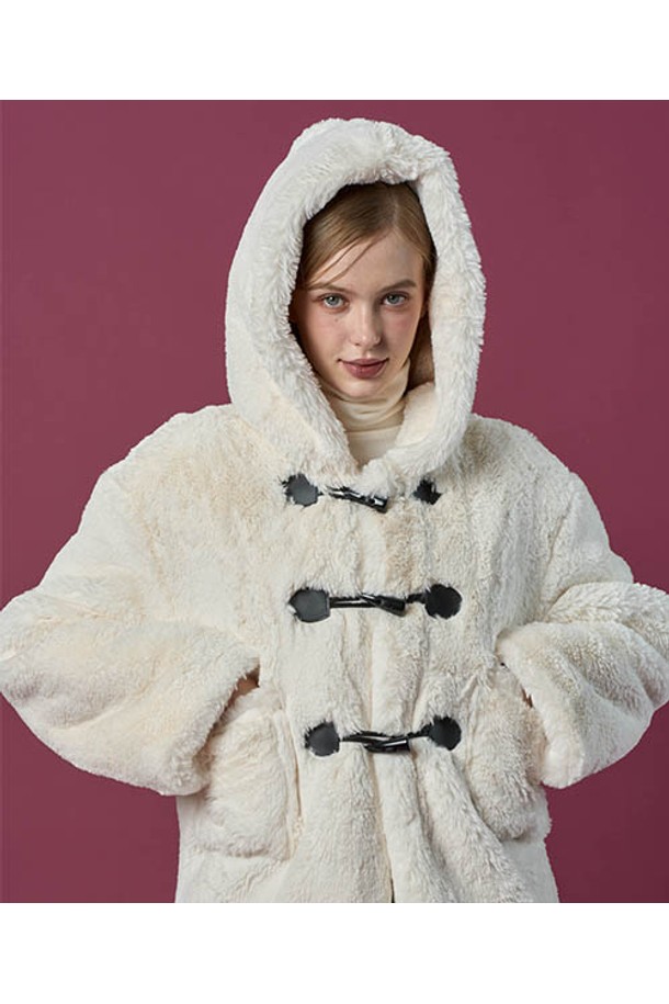 [밍크 ver.] 후드 오버핏 떡볶이 더플 누빔 무스탕 재킷 [아이보리] 비건 퍼 ver.은 부드러운 촉감의 비건 가죽과 밍크 소재를 사용하여 보온성을 높인 여성용 아우터입니다. 아이보리 색상의 무지 디자인으로 어떤 스타일에도 잘 어울리며, 캐주얼, 미니멀, 클래식 무드를 연출할 수 있습니다. 오버핏에 후드와 더블 버튼, 떡볶이 단추 디테일이 더해져 귀엽고 트렌디한 느낌을 줍니다. 넉넉한 기장감과 누빔 안감, 긴 소매 기장으로 한겨울에도 따뜻하게 착용 가능하며, 데이트룩이나 연말 모임룩에 활용하기 좋습니다.
