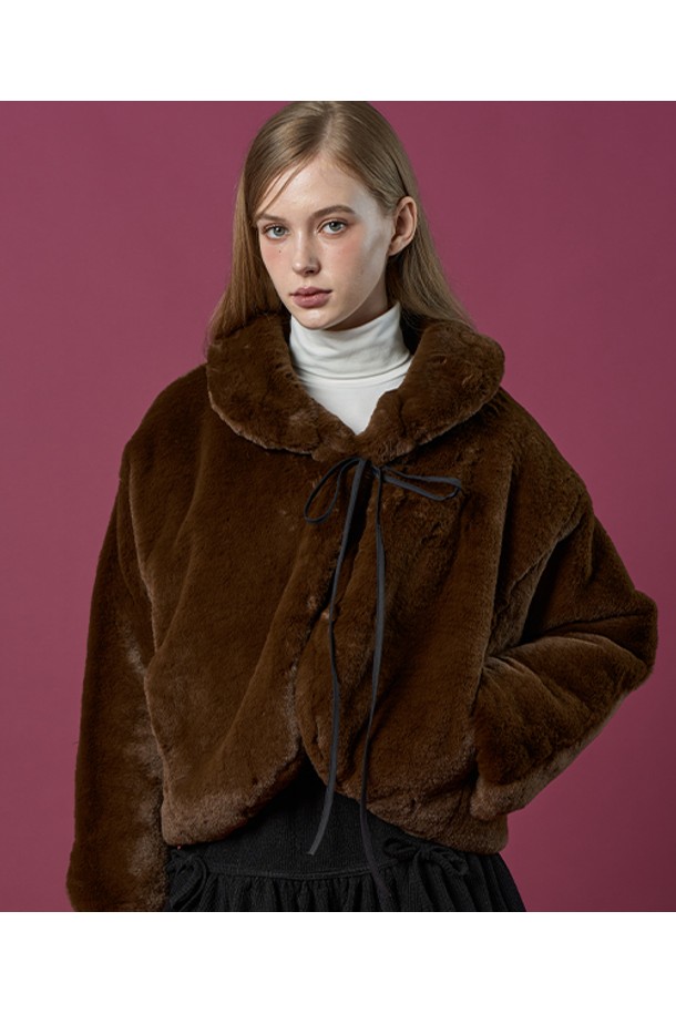 [밍크 ver.] 오버핏 크롭 리본 누빔 무스탕 재킷 [Brown] 비건 퍼 ver.은 우아한 스타일을 연출하는 여성용 아우터입니다. 가을과 겨울에 어울리는 두꺼운 두께감과 부드러운 촉감의 밍크, 비건 가죽 소재로 제작되었습니다. 크롭 기장의 오버핏 디자인에 리본 여밈 디테일이 더해져 페미닌한 분위기를 자아냅니다. 데이트룩, 모임룩, 연말 모임룩 등 다양한 TPO에 활용 가능하며, 클래식, 미니멀, 시크한 스타일을 즐기는 분들께 추천합니다. 브라운 컬러의 무지 디자인으로 어떤 옷에도 쉽게 매치할 수 있습니다.
