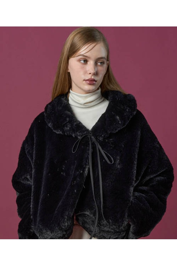 [밍크 ver.] 오버핏 크롭 리본 누빔 무스탕 재킷은 비건 퍼(vegan fur) 소재를 사용하여 고급스러움과 따뜻함을 동시에 선사하는 여성용 아우터입니다. 블랙 컬러의 무지 디자인으로, 어떤 스타일에도 쉽게 매치할 수 있으며, 엘레강스한 무드를 연출합니다. 크롭 기장에 오버핏으로 제작되어 트렌디하면서도 편안한 착용감을 제공하며, 리본 여밈 디테일이 여성스러운 포인트를 더합니다. 두꺼운 두께감과 부드러운 촉감의 퍼 안감으로 겨울철에도 따뜻하게 착용 가능하며, 데이트룩, 모임룩, 연말 모임룩 등 다양한 TPO에 활용 가능합니다. 클래식, 미니멀, 시크 스타일을 즐기는 여성에게 추천하는 아이템입니다.
