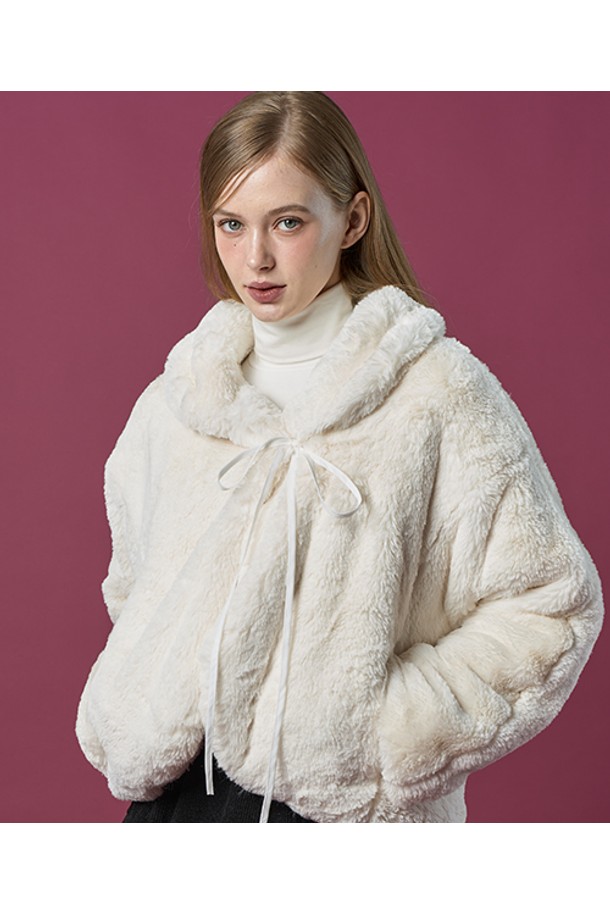 [밍크 ver.] 오버핏 크롭 리본 누빔 무스탕 재킷 [Ivory] 비건 퍼 ver.은 우아하고 클래식한 스타일을 연출하는 여성용 아우터입니다. 아이보리 컬러의 무지 디자인에 퀄팅 누빔 디테일이 더해져 고급스러운 분위기를 자아냅니다. 오버핏 크롭 기장으로 세련된 실루엣을 선사하며, 리본 여밈으로 여성스러움을 강조합니다. 밍크 소재와 부드러운 비건 가죽의 조화로 뛰어난 촉감을 제공하며, 가을, 겨울 시즌 데이트룩, 모임룩, 연말 모임룩에 활용하기 좋습니다. 긴 소매와 두꺼운 두께로 보온성을 높였습니다.
