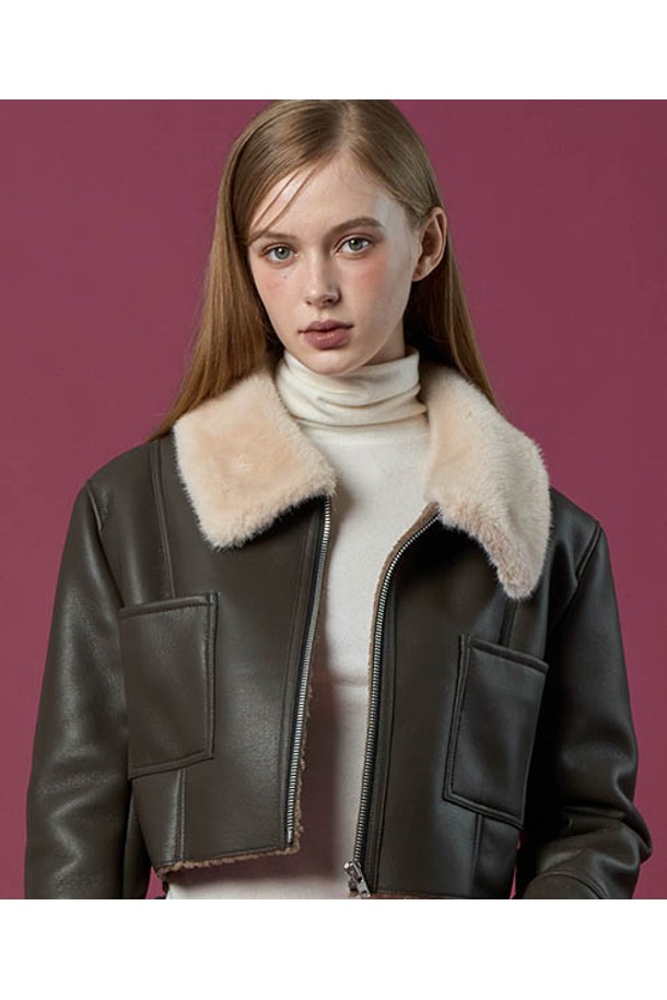 **폭스 카라 플리스 라이트 무스탕 재킷 [Brown] 비건 퍼 ver.**

부드러운 플리스 소재와 비건 퍼(Vegan Fur) 안감으로 따뜻함을 더한 여성용 무스탕 재킷입니다. 브라운 컬러에 폭스 카라 디테일이 고급스러운 분위기를 연출하며, 캐주얼하고 베이직한 스타일을 완성합니다. 크롭 기장과 집업 여밈 방식으로 편안하게 착용할 수 있으며, 레귤러 핏으로 어떤 스타일에도 잘 어울립니다. 가을, 겨울 시즌 데일리룩에 활용하기 좋은 아이템입니다.
