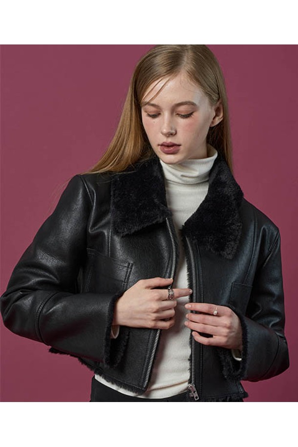 밍크 크롭 집업 프리미엄 무스탕 재킷 [All_Black] 프리미엄 ver.은 부드러운 촉감의 밍크와 인조가죽 소재를 사용하여 고급스러움을 더한 여성용 무스탕 재킷입니다. 크롭 기장과 레귤러핏으로 모던하고 미니멀한 스타일을 연출하며, 집업 여밈 방식으로 편안하게 착용할 수 있습니다. 쌀쌀한 겨울 날씨에도 따뜻하게 입을 수 있도록 두께감 있게 제작되었으며, 데이트룩이나 모임룩에 시크하고 클래식한 매력을 더해줍니다. 블랙 컬러의 무지 디자인으로 어떤 스타일에도 쉽게 매치할 수 있는 활용도 높은 아이템입니다.
