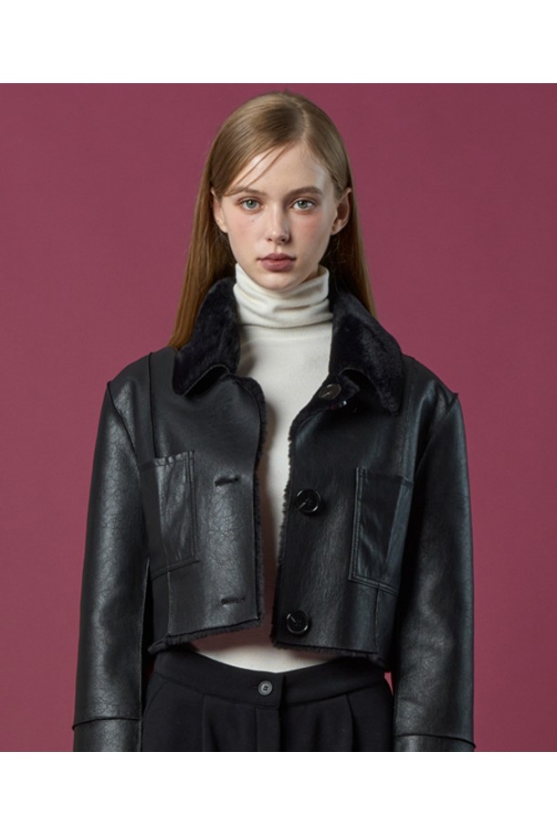 **리버시블 밍크 크롭 단추 무스탕 재킷 [All_Black] 프리미엄 LD ver.**

부드러운 촉감의 밍크 소재로 제작된 여성용 무스탕 재킷입니다. 블랙 컬러에 모던하고 미니멀한 스타일을 더했으며, 크롭 기장으로 세련된 핏을 연출합니다. 안감과 겉감 모두 밍크 소재를 사용하여 보온성을 높였으며, 리버시블 디자인으로 다양한 스타일을 연출할 수 있습니다. 단추 여밈 방식과 프리미엄 버튼 디테일이 고급스러움을 더하며, 겨울철 출근룩, 모임룩, 클래식 룩, 미니멀 룩, 시크 룩 등 폭넓게 활용 가능합니다. 긴 소매 기장으로 따뜻함과 스타일을 동시에 잡아줍니다.
