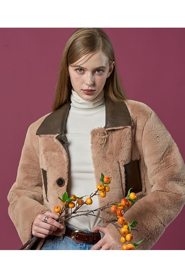 **리버시블 밍크 크롭 단추 무스탕 재킷 [Brown] 프리미엄 FR ver.**은 가을과 겨울, 당신의 스타일을 한층 끌어올려 줄 여성용 아우터입니다. 부드러운 밍크 소재와 두꺼운 두께감으로 따뜻함은 물론, 고급스러운 촉감을 선사합니다. 브라운 컬러의 무지 디자인은 어떤 룩에도 쉽게 매치할 수 있으며, 레귤러핏과 크롭 기장이 세련된 실루엣을 연출합니다. 리버시블 디자인으로 다양한 스타일을 연출할 수 있으며, 단추 여밈 방식으로 편안하게 착용 가능합니다. 데이트룩, 모임룩, 연말 모임룩 등 특별한 날, 당신의 시크하고 클래식한 매력을 더해 보세요.
