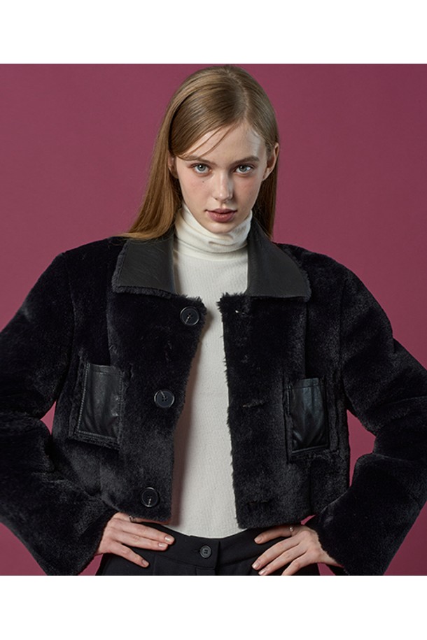 리버시블 밍크 크롭 단추 무스탕 재킷 [All_Black] 프리미엄 FR ver.은 부드러운 밍크 소재로 제작된 여성용 아우터입니다. 모던하고 미니멀한 스타일의 블랙 컬러 무지 디자인으로, 겨울철 일상에서 활용하기 좋습니다. 크롭 기장에 레귤러 핏으로 제작되었으며, 단추 여밈 방식으로 편안하게 착용할 수 있습니다. 프리미엄 리버시블 디자인으로 다양한 스타일 연출이 가능하며, 두꺼운 두께감으로 따뜻함을 제공합니다. 긴 소매 기장으로 보온성을 높였습니다.
