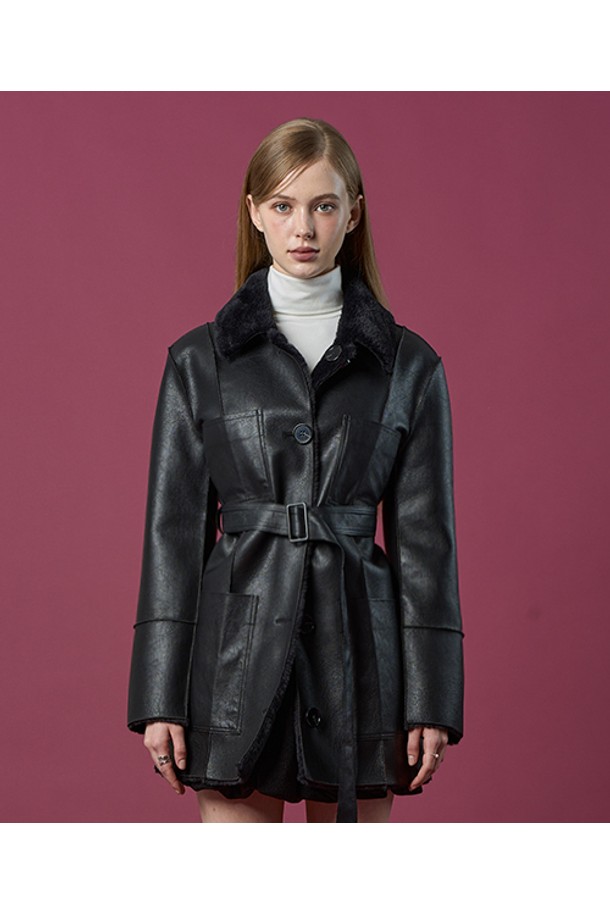**리버시블 밍크 방한 롱무스탕 자켓 [All_Black] 벨트탈부착 LD ver.**

클래식한 무드의 리버시블 밍크 롱 무스탕 자켓입니다. 부드러운 촉감과 두꺼운 두께로 뛰어난 방한 기능을 제공하며, 한겨울에도 따뜻하게 착용할 수 있습니다. 톤온톤 블랙 컬러에 무지 디자인으로 시크하고 미니멀한 스타일을 연출합니다. 벨트 탈부착이 가능하여 다양한 스타일링을 시도할 수 있으며, 데이트룩, 모임룩, 연말 모임룩 등 TPO에 맞춰 활용하기 좋습니다. 롱 기장의 레귤러핏으로 편안하게 착용 가능하며, 여성스러운 실루엣을 강조합니다.
