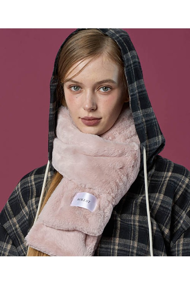 여성 데일리 웜 히팅 퍼 목도리 [핑크] 겨울 머플러입니다. 부드러운 퍼 소재로 제작되어 포근하고 따뜻한 착용감을 선사합니다. 무지 디자인에 핑크 컬러가 더해져 베이직하면서도 여성스러운 스타일을 연출합니다. 특히, 히팅 기능이 더해져 추운 겨울철에도 따뜻하게 체온을 유지해줍니다. 클래식, 미니멀 스타일을 즐겨 입는 분들께 추천하는 실용적인 겨울 필수템입니다.
