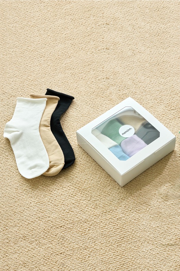부드러운 면과 스판덱스 혼방으로 제작되어 편안한 착용감을 선사하는 데일리 양말 기프트 세트입니다. 스카이블루, 라이트핑크, 라이트퍼플, 화이트, 그레이, 블랙, 그린, 블루, 베이지 등 다채로운 9가지 컬러의 무지 양말로 구성되어 어떤 옷에도 잘 어울립니다. 발목 위 중간 길이로 제작되었으며, 선물용 프리미엄 박스 포장으로 소중한 분들께 선물하기 좋습니다.
