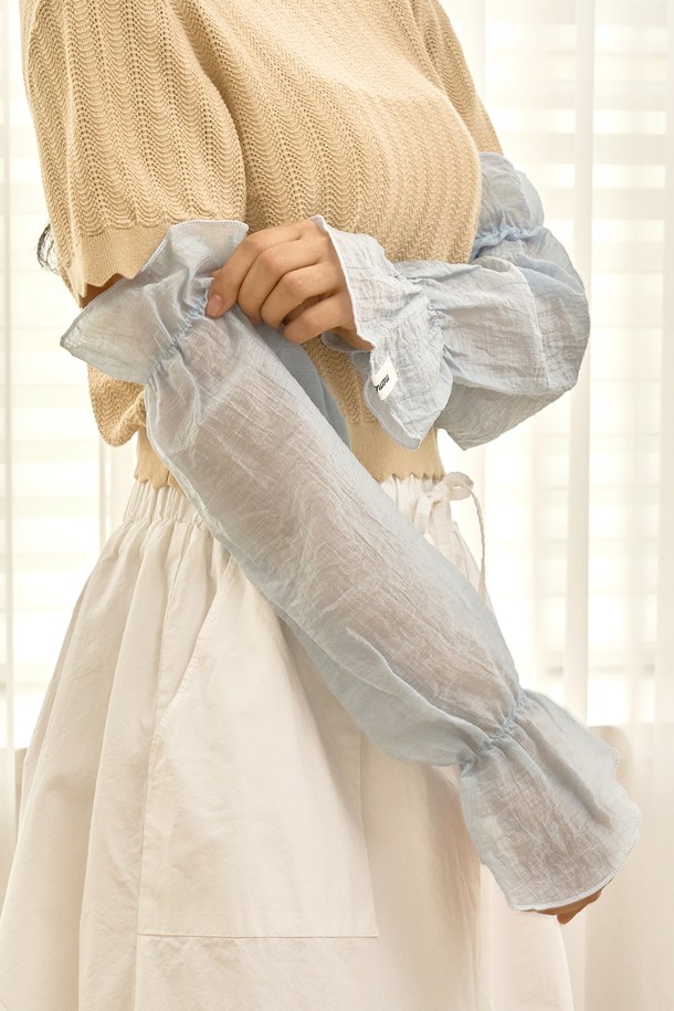 답답함 없이 시원하게! 쿨에어 팔토시 4종 (화이트, 블랙, 스카이블루, 베이지)은 텍셀과 나일론 소재의 시어서커 패턴으로 제작되어 부드럽고 매끄러운 촉감을 선사합니다. 루즈핏 디자인으로 야외 활동, 운전, 골프, 러닝, 등산 시에도 얇고 통기성이 뛰어나 쾌적함을 유지하며, 손목과 팔 중간 밴드가 흘러내림을 방지합니다. 자외선 차단 기능과 자연스러운 주름으로 스타일까지 살린 여름철 필수 아이템입니다.
