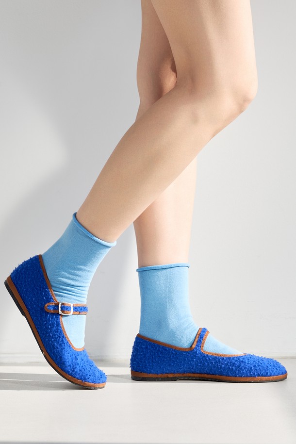 부드러운 촉감과 뛰어난 신축성을 자랑하는 데일리 양말 기프트 세트입니다. 면과 스판덱스 혼방 소재로 제작되어 사계절 내내 편안하게 착용 가능하며, 무지 디자인과 다양한 9가지 컬러(연보라, 그린, 블루, 화이트, 블랙, 베이지, 스카이블루, 연핑크, 그레이)로 구성되어 있습니다. 무봉제 타입과 발목 중목 기장으로 제작되었으며, 선물 포장 및 전용 박스 포장으로 소중한 분들께 선물하기 좋습니다.
