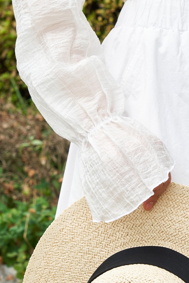 **답답함 없는 쿨에어 팔토시 4종(택1)**은 레이온과 나일론 혼방의 시어서커 소재로 제작되어, 부드럽고 매끄러운 촉감과 뛰어난 통기성을 자랑합니다. 자외선 차단 기능과 흡습속건 기능으로 쾌적함을 유지하며, 손목과 팔 중간 부분의 밴드 디자인으로 흘러내림을 방지하고 자연스러운 주름을 연출합니다. 야외 활동, 운전, 골프, 러닝, 등산 등 다양한 여름철 활동에 적합한 루즈핏 팔토시로, 화이트, 블랙, 스카이블루, 베이지 4가지 색상 중 선택 가능합니다.
