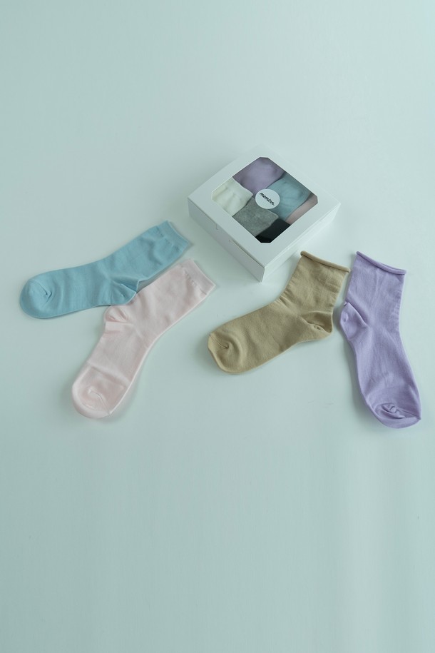 **[선물포장]데일리양말 기프트 세트(6족1세트)**는 부드러운 면과 스판덱스 혼방 소재로 제작되어 사계절 내내 쾌적하게 착용할 수 있는 양말 세트입니다. 다양한 옷차림에 매치하기 좋은 무지 디자인에 라이트 퍼플, 그린, 블루, 화이트, 블랙, 베이지, 스카이블루, 라이트 핑크, 그레이 등 다채로운 9가지 색상으로 구성되어 있습니다. 발목 압박 없이 편안하게, 그리고 심리스 옵션으로 더욱 부드럽고 깔끔하게 착용 가능하며, 선물용 프리미엄 박스 포장으로 소중한 분에게 마음을 전하기 좋습니다.
