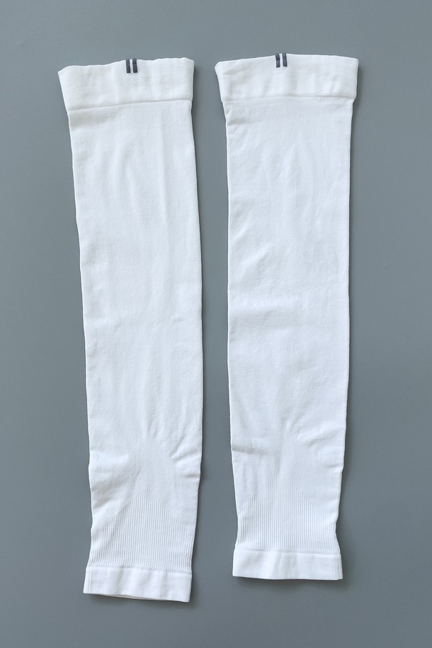 자외선 차단 기능과 냉감 기능이 있는 남녀공용 쿨 레그 토시 3종입니다. 발목부터 허벅지까지 덮는 프리사이즈의 무지 디자인으로, 나일론과 폴리우레탄 소재를 사용하여 탄성이 좋습니다. 여름철 골프나 스포츠 활동 시 자외선으로부터 피부를 보호해 주며, 화이트, 블랙, 스킨 색상으로 제공됩니다.
