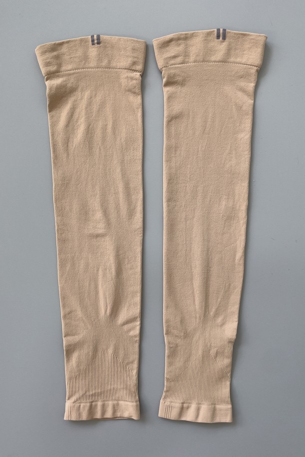 자외선 차단 기능과 냉감 효과가 있는 쿨 레그 토시 3종으로, 여름철 골프나 스포츠 활동 시 유용합니다. 발목부터 허벅지까지 덮는 디자인으로, 신축성이 좋은 나일론, 폴리우레탄 혼방 소재를 사용하여 편안한 착용감을 제공합니다. 화이트, 블랙, 스킨 색상의 무지 디자인으로 남녀 모두 착용 가능한 프리사이즈 제품입니다.
