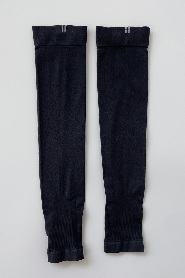 남녀공용으로 착용 가능한 자외선 차단 쿨 레그 토시 3종 세트입니다. 발목부터 허벅지까지 덮는 기장의 얇은 레그 토시로, 나일론과 폴리우레탄 혼방 소재를 사용하여 탄성이 좋습니다. 화이트, 블랙, 스킨 색상으로 출시되었으며, 여름철 골프나 스포츠 활동 시 자외선 차단 및 냉감 기능을 제공합니다.
