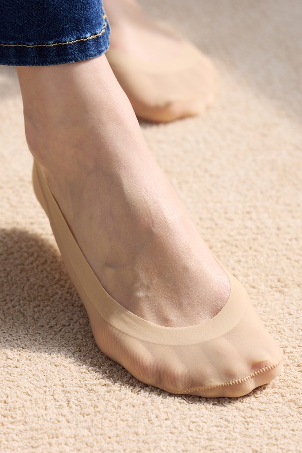 시원한 여름을 위한 필수템, 누드톤의 여성용 쿨 페이크 삭스 3켤레 1세트입니다. 나일론과 스판덱스 혼방 소재로 제작되어 흡습, 통기, 냉감 기능이 뛰어나고, 미끄럼 방지 처리가 되어 편안한 착용감을 선사합니다. 발가락과 뒤꿈치에 보강 처리를 하고 인체공학적 디자인과 실리콘 마감으로 활동성을 높였습니다.
