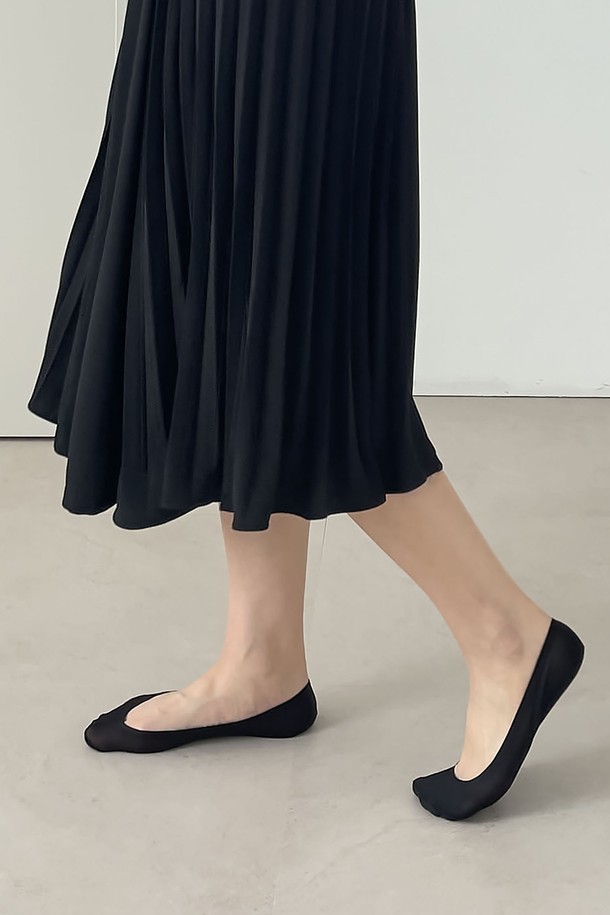 여름철 일상생활에 적합한 여성용 누드톤 페이크 삭스 3개 1세트입니다. 얇고 시원한 나일론, 스판덱스 소재로 제작되었으며, 통기성과 쿨링 기능은 물론 논슬립 기능까지 갖춘 심리스 디자인입니다. 무지 패턴의 누드핏으로 편안하게 착용 가능합니다.