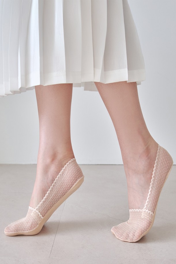 여름철 시원하게 발을 감싸는 모던 레이스 페이크 삭스 3켤레 1세트입니다. 통기성이 우수한 나일론과 스판덱스 소재로 제작되어 쾌적한 착용감을 제공하며, 레이스 패턴이 모던한 스타일을 더합니다. 발등과 뒤꿈치 밀착 설계 및 바닥면 실리콘 처리로 편안한 착용감과 미끄럼 방지 기능을 갖췄으며, 흡습 및 속건 기능으로 땀이 많은 여름에도 쾌적함을 유지해 줍니다.
