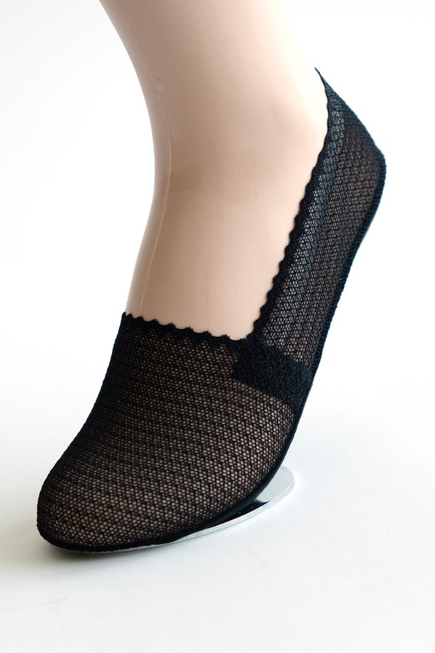 여름철 샌들이나 구두와 함께 착용하기 좋은 시원한 여성용 페이크 삭스입니다. 모던한 디자인에 세련된 레이스 패턴이 돋보이며, 통기성이 좋은 나일론, 스판덱스 소재로 제작되어 편안하게 착용할 수 있습니다. 블랙 색상으로 구성된 3개 1세트 상품이며, 신축성이 좋아 발에 잘 맞습니다.
