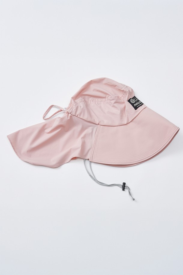 자외선으로부터 완벽하게 차단해주는 쿨소프트캡 4종입니다. 부드러운 촉감과 와이드 챙으로 햇빛을 효과적으로 가려주며, 얇은 두께로 제작되어 봄, 여름 계절에 착용하기 좋습니다. 핑크 컬러의 무지 디자인으로 여행, 나들이, 휴가, 외출 시 유용하며, 와이어와 스토퍼 디자인 장식, 사이즈 조절 기능, 접이식 및 목걸이/돌돌말이/후드 형태로 휴대 가능한 실용성을 갖췄습니다.
