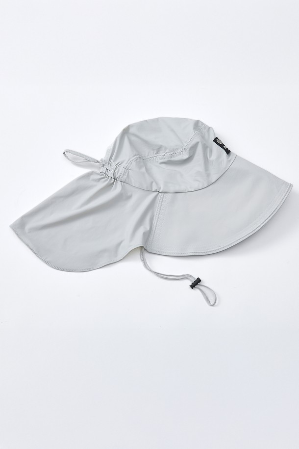 완벽 차단 쿨소프트캡 4종(택1)은 봄, 여름 시즌 여행, 일상, 나들이, 휴가 등 다양한 상황에서 활용하기 좋은 버킷햇입니다. 부드러운 촉감의 화이트 컬러 무지 디자인으로 남녀 모두 착용 가능하며, 와이드 챙으로 시원한 느낌을 줍니다. UV 차단 기능, 사이즈 조절, 접이식, 휴대성은 물론, 후드 형태나 목걸이 형태로도 변형하여 사용할 수 있으며, 얼굴형에 맞게 조절 가능한 스토퍼와 와이어 디자인이 특징입니다.
